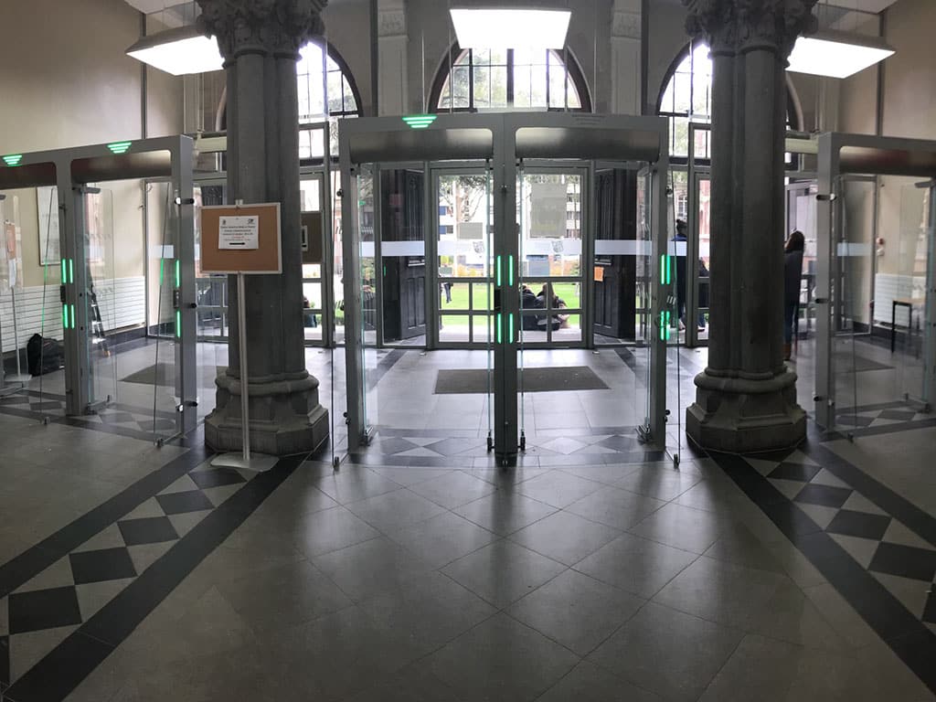 Portique d'accès sécurisé dans un hall